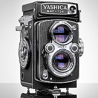 Yashica MAT-124.